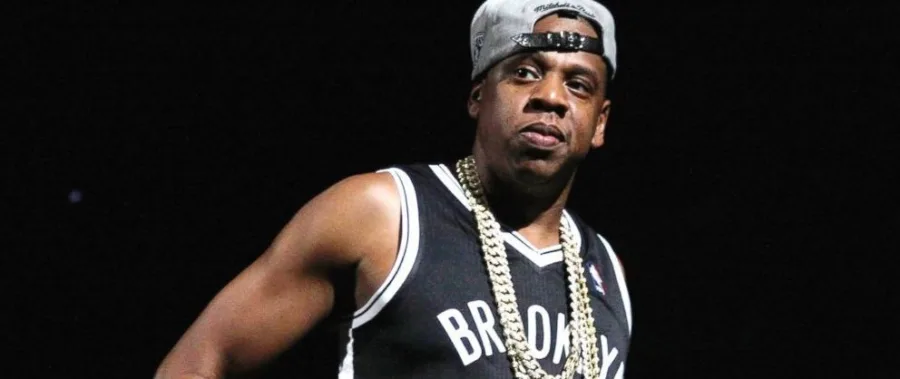 Ο Jay Z με φανέλα των Brooklyn Nets και καπέλο στη σκηνή.