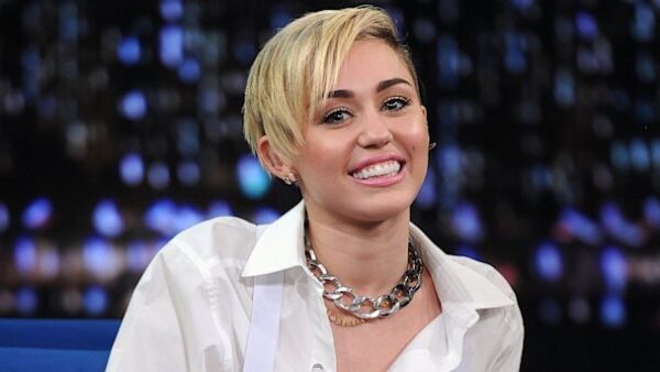 Συνεχίζει να προκαλεί στο instagram η Miley Cyrus, βάζοντας στο παιχνίδι τους followers της!