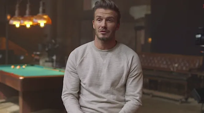Ο David Beckham σε εσωτερικό χώρο με μπιλιάρδο