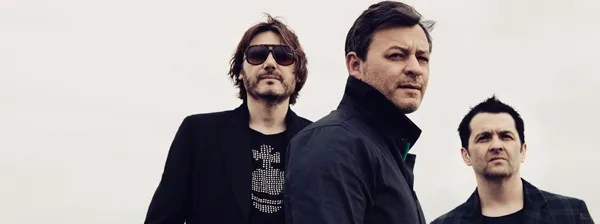 Το συγκρότημα Manic Street Preachers σε εξωτερικό χώρο.