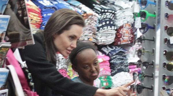 Angelina Jolie: Βόλτα με τις κορούλες της για ψώνια στη Ρώμη