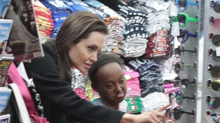 Η Angelina Jolie και η Zahara σε κατάστημα τουριστικών ειδών στη Ρώμη.