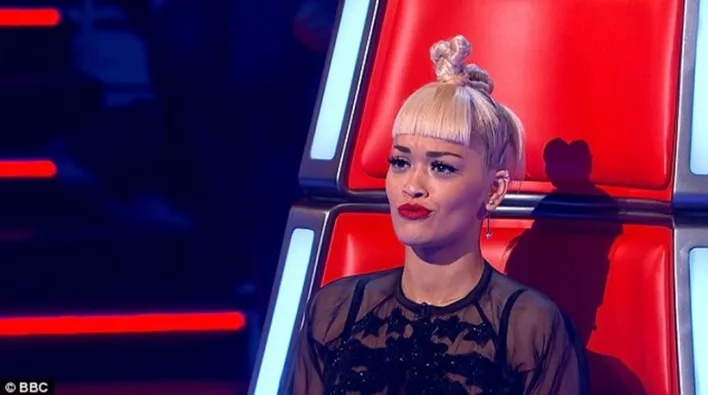 Η Rita Ora στο πλατό του The Voice.