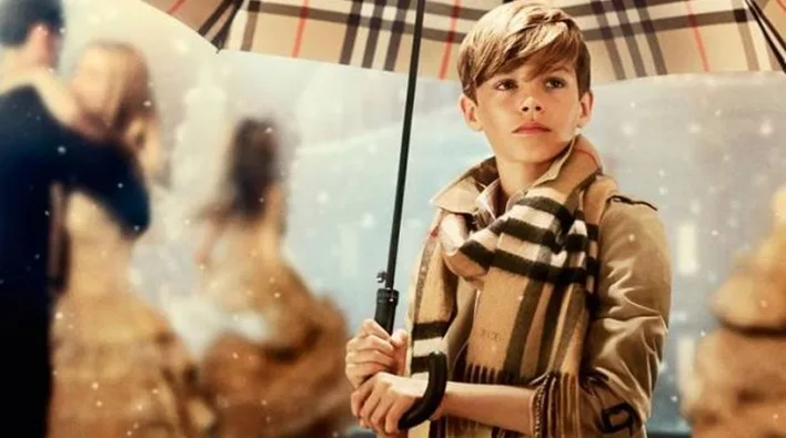 Ο Romeo Beckham σε διαφημιστική καμπάνια του οίκου Burberry.