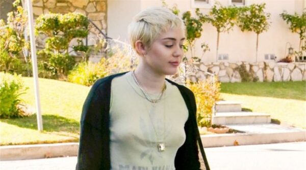 Miley Cyrus: Η βόλτα με το μπλουζάκι που γράφει “μαριχουάνα”