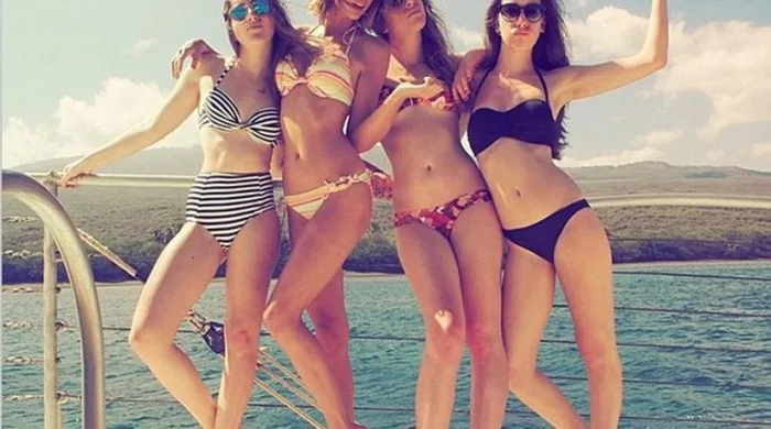 Η Taylor Swift και οι Haim με μαγιό σε σκάφος στη Χαβάη.