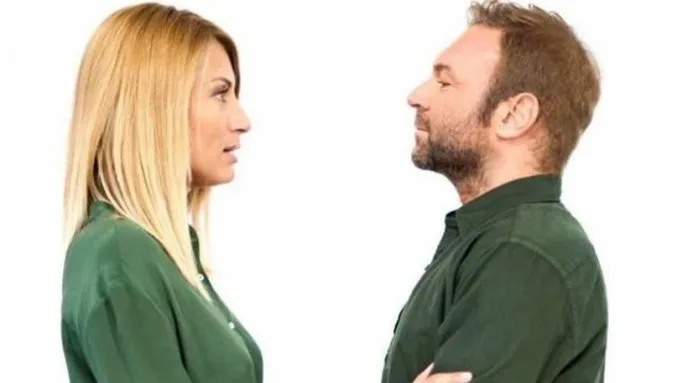 Η Μαρία Ηλιάκη και ο Μάκης Πουνέντης κοιτάζονται προφίλ.