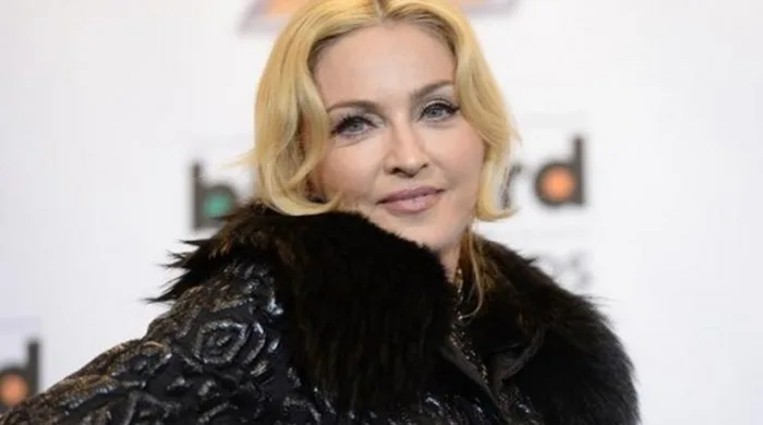 Η Madonna σε επίσημη εμφάνιση με μαύρο παλτό με γούνα.