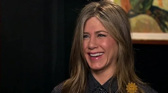 Η Jennifer Aniston χαμογελάει κατά τη διάρκεια συνέντευξης.