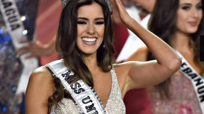 Η Paulina Vega με το στέμμα και την κορδέλα της Μις Υφήλιος.