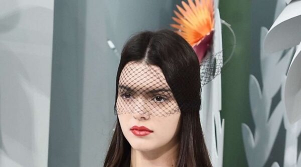 Kendall Jenner: Με see-through μπλουζάκι στην πασαρέλα