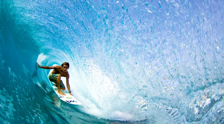 Surfer μέσα σε ένα μεγάλο κύμα.