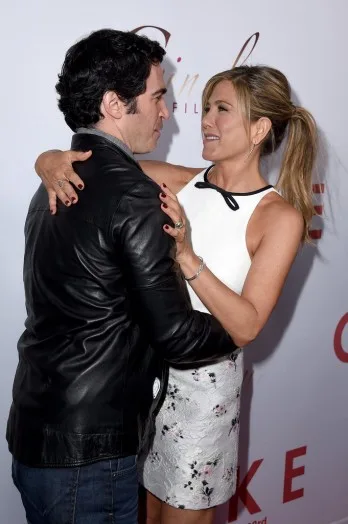 Jennifer-Aniston-LA-Premiere-Cake-Pictures4