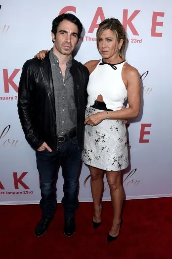 Jennifer-Aniston-LA-Premiere-Cake-Pictures8