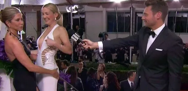Η Jennifer Aniston αγγίζει την Kate Hudson στο κόκκινο χαλί των Χρυσών Σφαιρών.