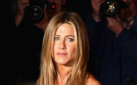 Η Jennifer Aniston σε δημόσια εμφάνιση με φωτογράφους στο παρασκήνιο.