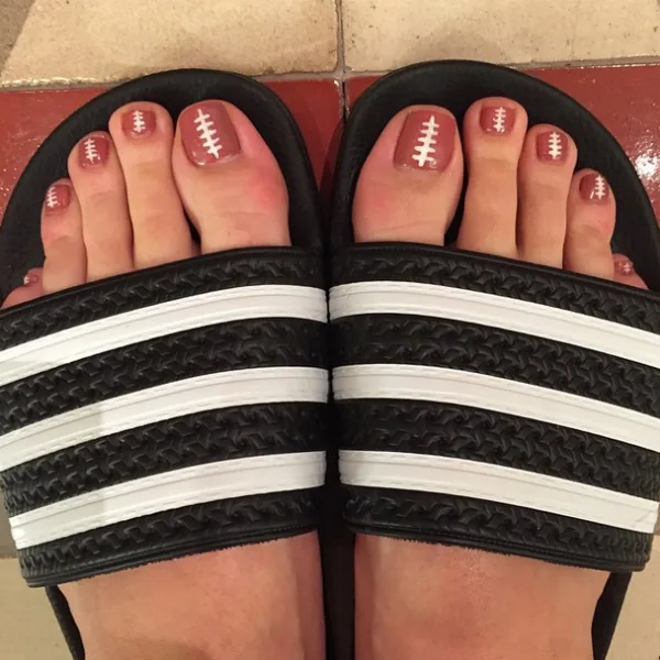 Katy-Perry-football-super-bowl-toes-toenails-2015-halftime-show