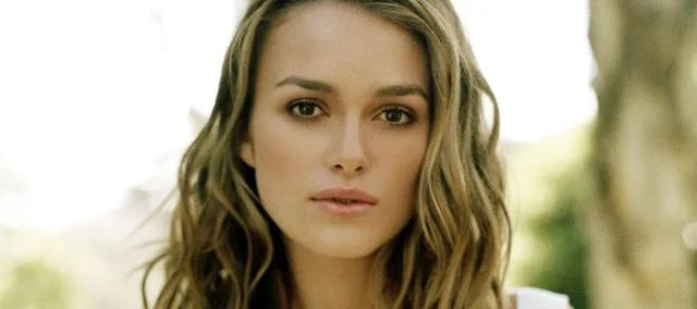 Κοντινό πορτρέτο της Keira Knightley με κυματιστά μαλλιά.