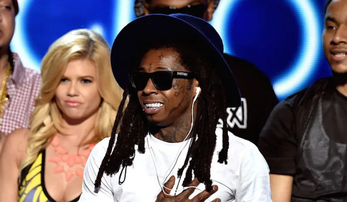 Ο Lil Wayne με μαύρο καπέλο και γυαλιά ηλίου