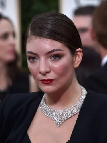 Lorde-2015-Golden-Globe-Awards-main-2-675x900
