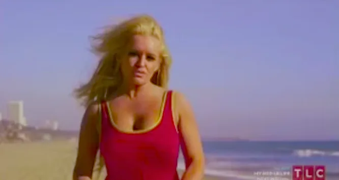 Η Carolyn Anderson σε παραλία με κόκκινο μαγιό.