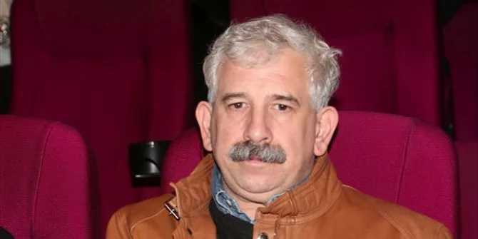Ο Πέτρος Φιλιππίδης σε κάθισμα θεάτρου.