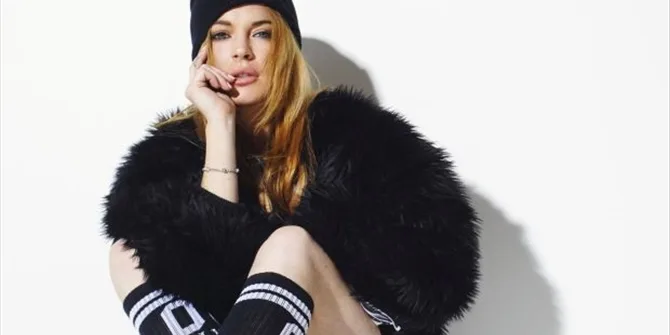 Η Lindsay Lohan ποζάρει με μαύρη γούνα και σκούφο.