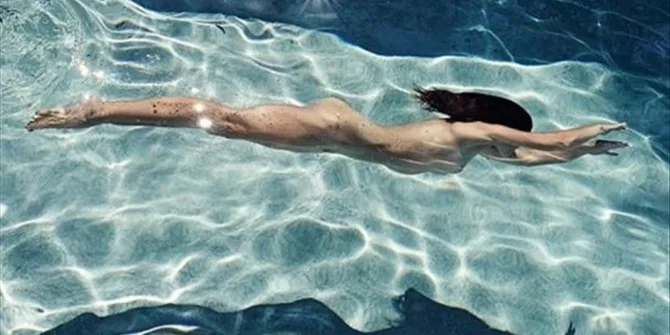 Η Hilary Swank κολυμπάει γυμνή σε πισίνα.
