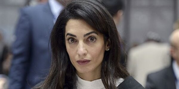 Η Amal Alamuddin επί τω έργω! Από τα ακριβά φορέματα στη…ρόμπα της δουλειάς