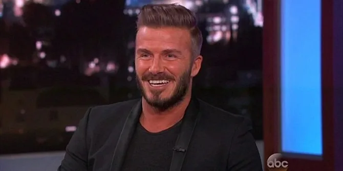 Ο David Beckham χαμογελάει κατά τη διάρκεια τηλεοπτικής συνέντευξης.