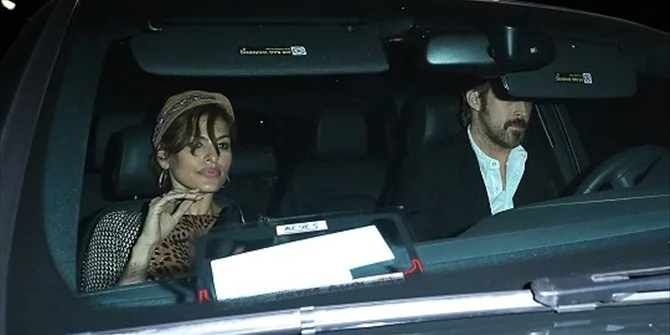 Η Eva Mendes και ο Ryan Gosling μέσα σε αυτοκίνητο κατά τη διάρκεια βραδινής εξόδου.