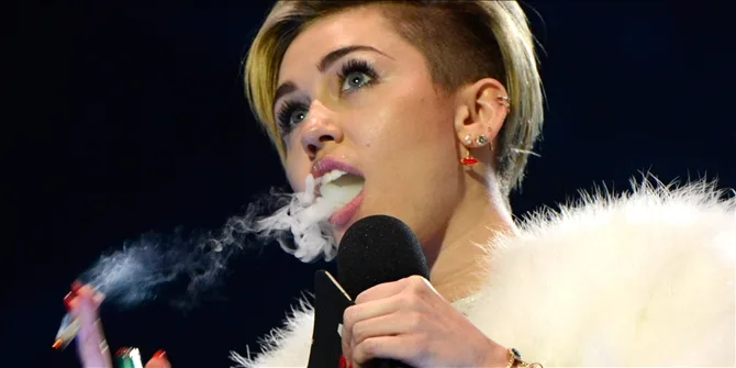 Η Miley Cyrus στη σκηνή με μικρόφωνο και καπνό