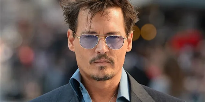 Ο Johnny Depp με γυαλιά ηλίου και κοστούμι.