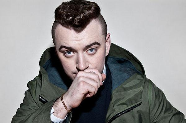 O Sam Smith απαντάει στους χαρακτηρισμούς ότι είναι…χοντρός με μια ημίγυμνη φωτογραφία!