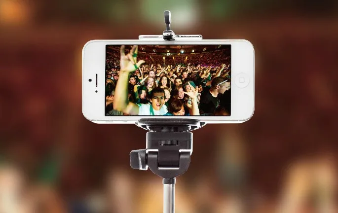 Κινητό τηλέφωνο σε selfie stick κατά τη διάρκεια συναυλίας.