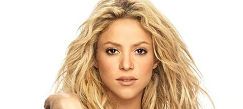 Κοντινό πορτρέτο της Shakira με ξανθά κυματιστά μαλλιά.