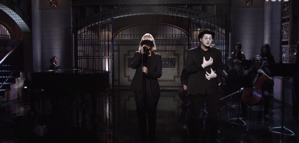 H μαγική ερμηνεία της Sia στο Saturday Night Live