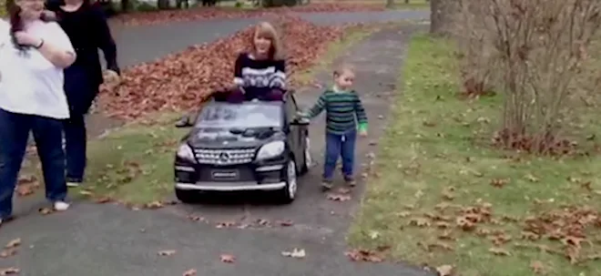 Η Taylor Swift μέσα σε ένα παιδικό αυτοκίνητο Mercedes-Benz.