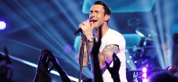 Ο Adam Levine σε εμφάνιση για τα βραβεία Όσκαρ