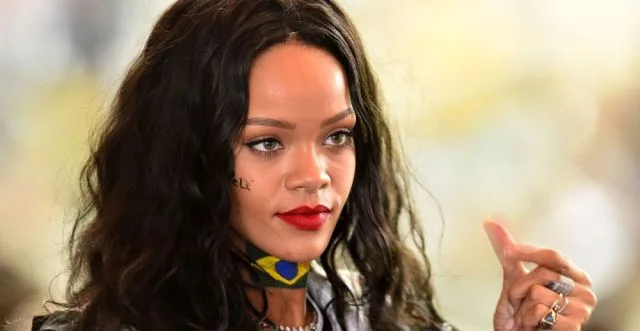 Η Rihanna παρακολουθεί τον τελικό του Παγκοσμίου Κυπέλλου Ποδοσφαίρου 2014 στο στάδιο Μαρακανά στο Ρίο ντε Τζανέιρο.