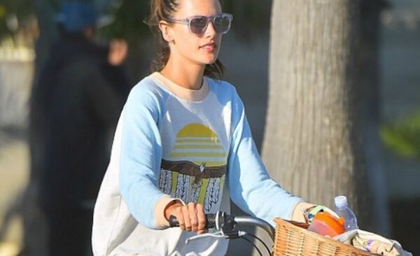 Δείτε την σούπερ σέξυ Alessandra Ambrosio να κάνει ποδήλατο φορώντας ένα καυτό κολάν!