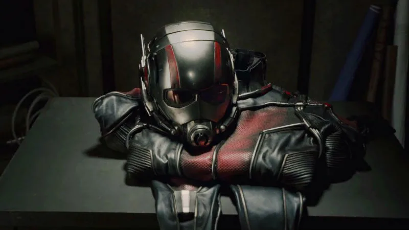 Η στολή και το κράνος του Ant-Man πάνω σε ένα τραπέζι.
