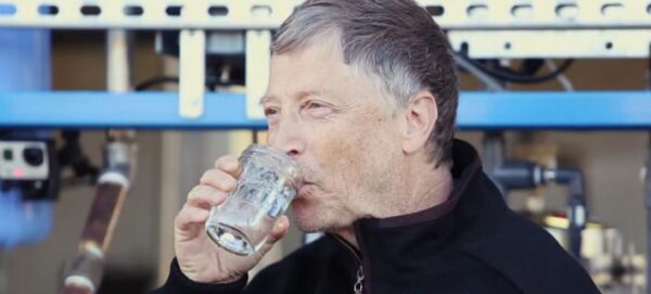 Ο Bill Gates πρωτοπορεί ξανά! Πίνει νερό από απόβλητα για να σώσει τον κόσμο