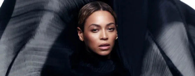 Η Beyonce σε κοντινό πλάνο με μαύρο φόντο