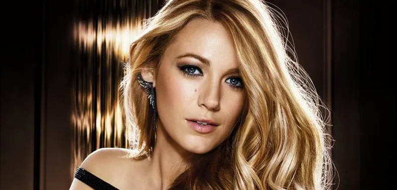 Κοντινό πορτρέτο της Blake Lively με ξανθά μαλλιά και μαύρο φόρεμα.
