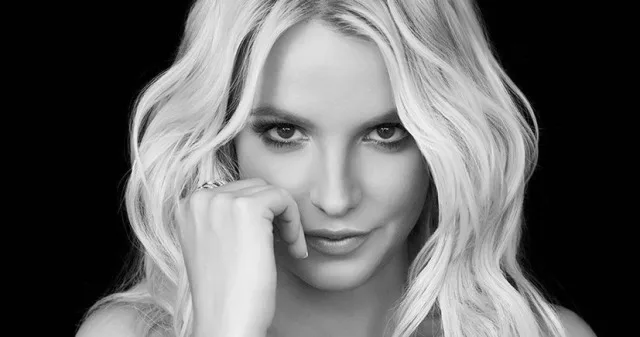 Κοντινό ασπρόμαυρο πορτρέτο της Britney Spears.