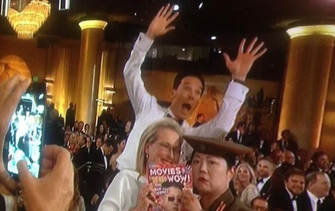 Ο Benedict Cumberbatch κάνει photobombing στην Meryl Streep στις Χρυσές Σφαίρες.