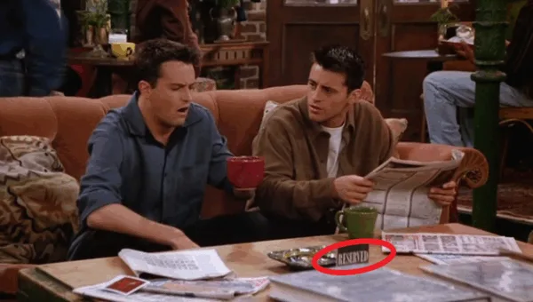 Ο Matthew Perry και ο Matt LeBlanc στον καναπέ του Central Perk με την πινακίδα Reserved σε κύκλο.