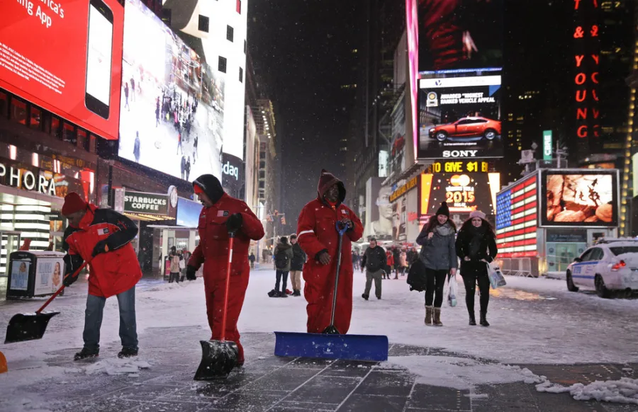 Εργαζόμενοι καθαρίζουν το χιόνι στην Times Square της Νέας Υόρκης.