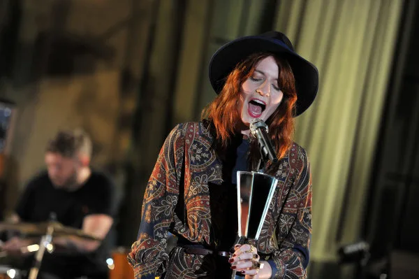 Η Florence Welch των Florence + The Machine τραγουδάει στη σκηνή.
